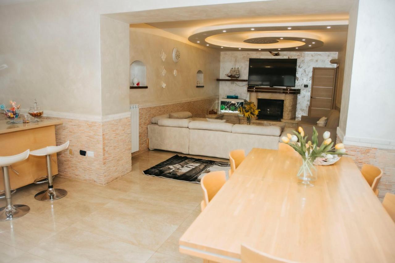 Villa Sweery Santa Maria a Vico Bagian luar foto